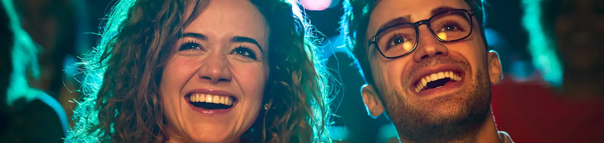 Un jeune couple rit au cinéma