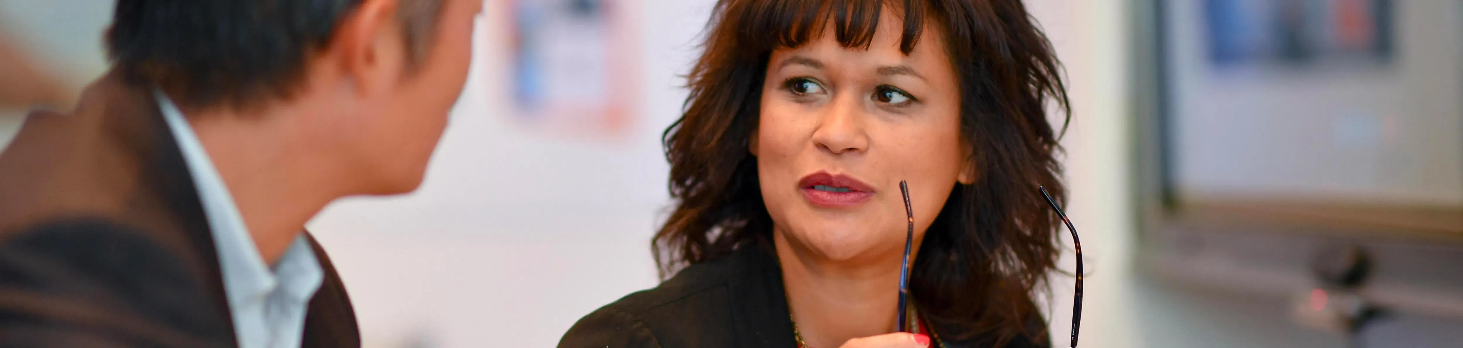 Une conseillère RH avec un salarié