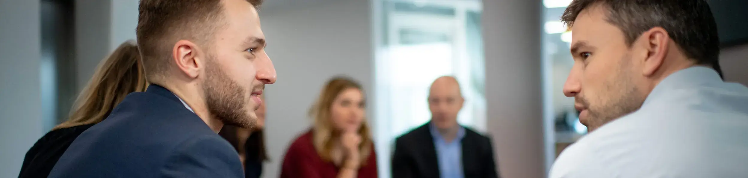 Des hommes et des femmes qui parlent investissements