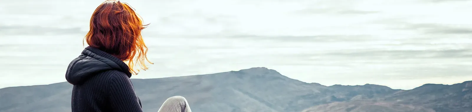 jeune femme nature montagne regard horizon