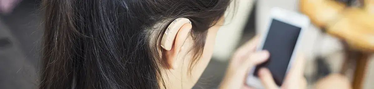 fille malentendante qui consulte son smartphone