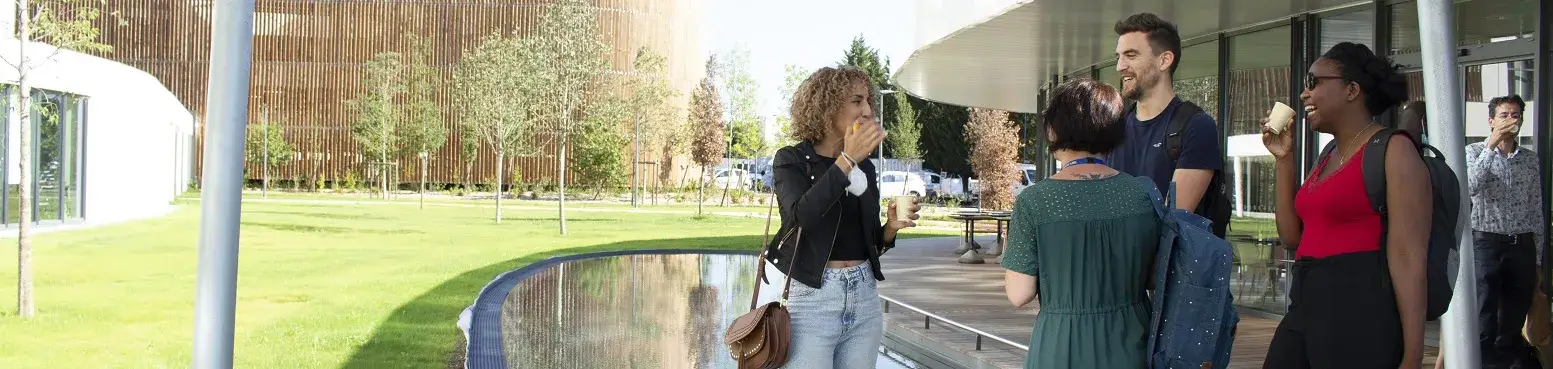 salariés discutent devant un bâtiment