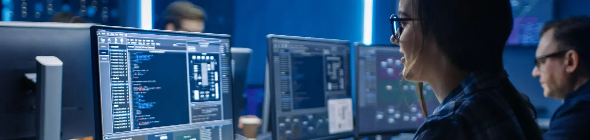 Photo d'une femme derrière un ordinateur