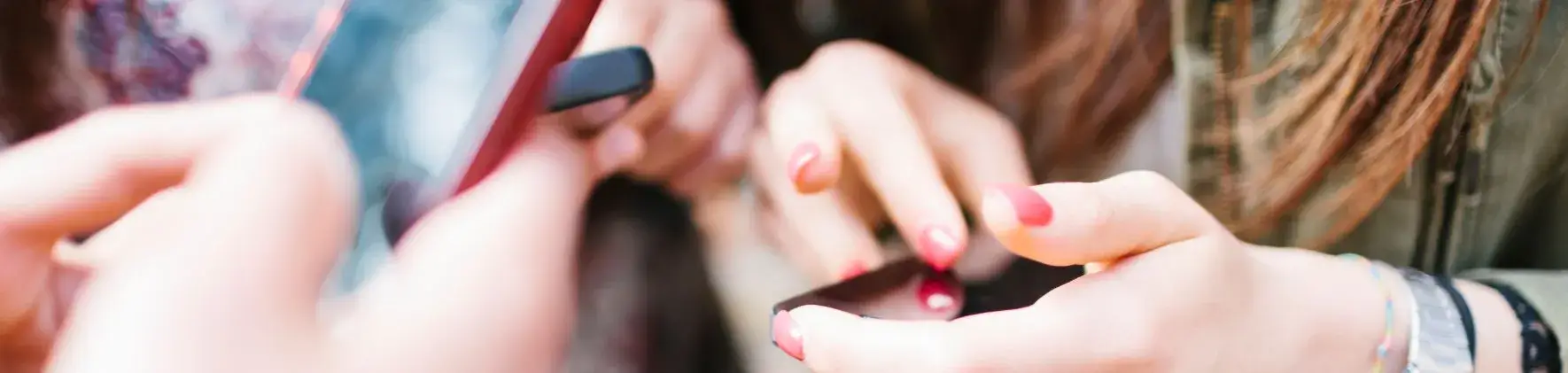 smartphone sentre mains d'adolescentes