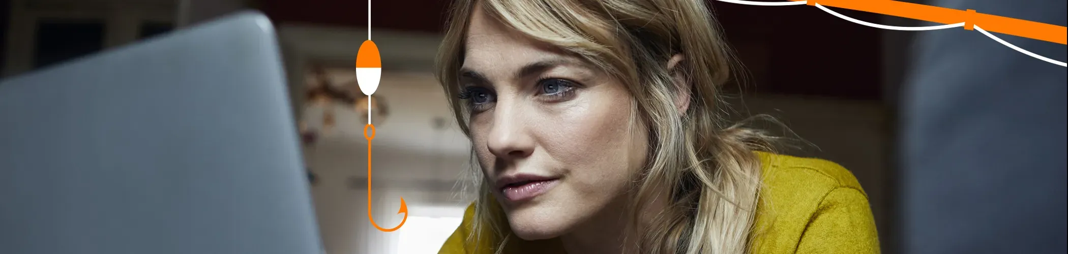 Photo d'une femme devant un ordinateur