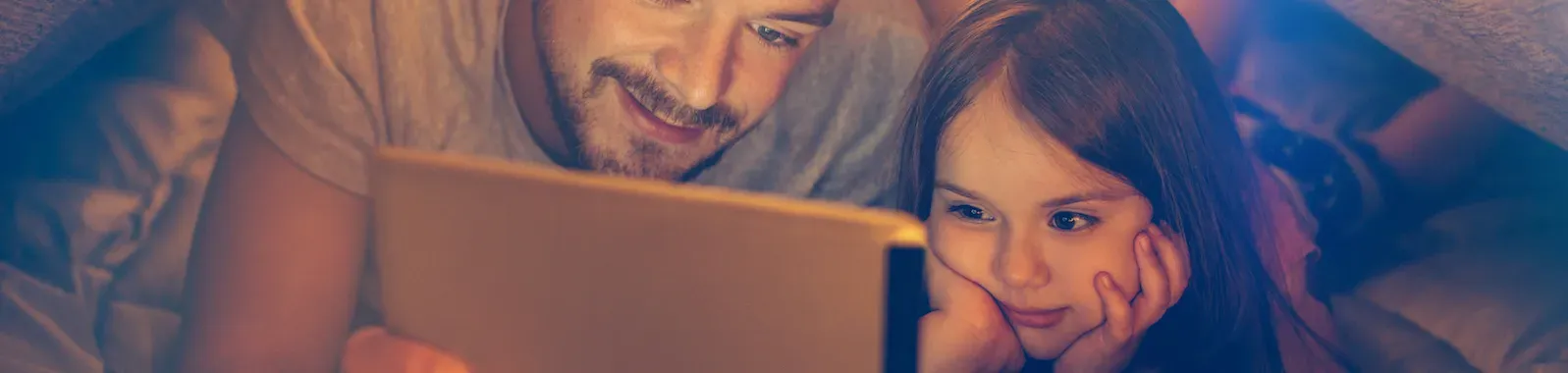 Illustration d'un horizon avec des montagnes, un soleil, des nuages et des arbres