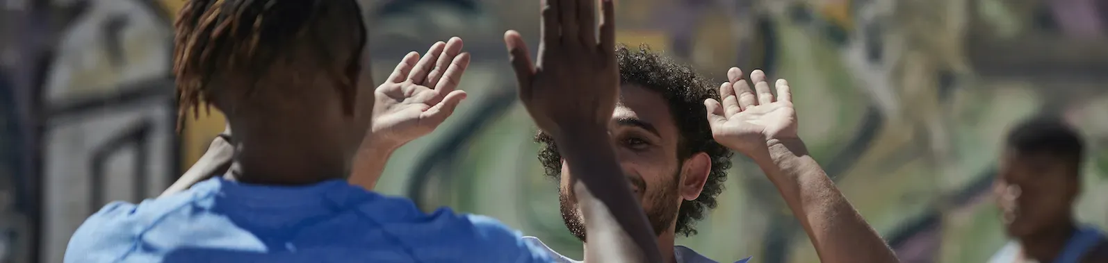 Photo de deux hommes se tapant dans les mains 