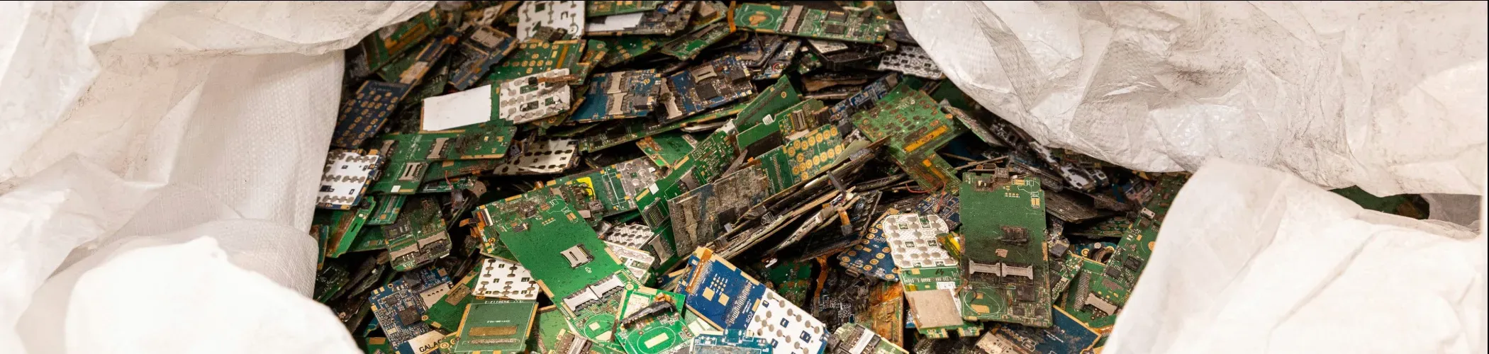 Gros plan cartes électroniques dans un sac de tri/recyclage