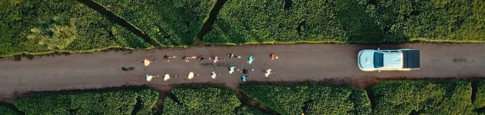 Photo vue de haut de sportifs en train de courir en Afrique