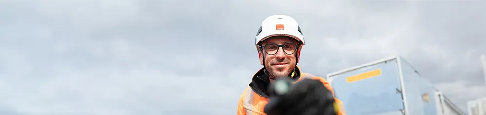 Technicien Orange face caméra
