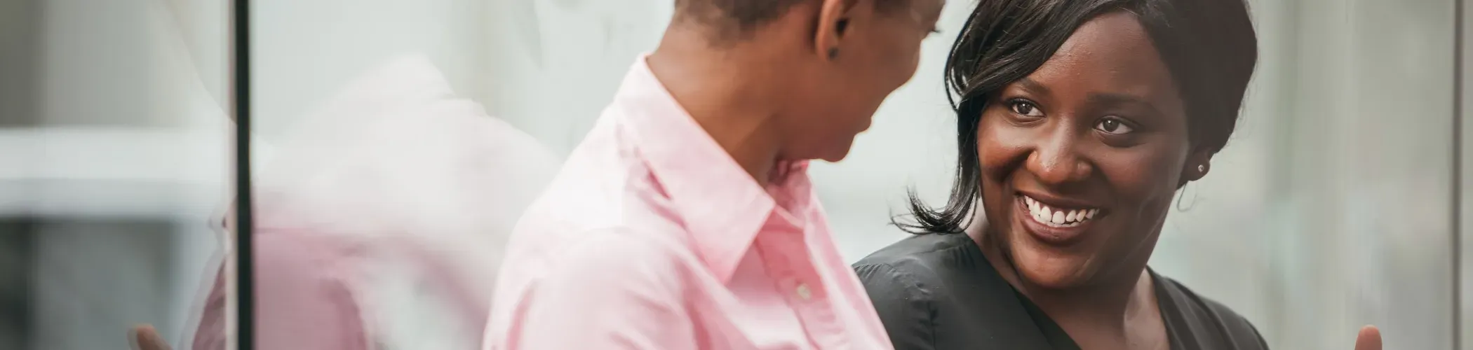 Deux femmes en train de se parler