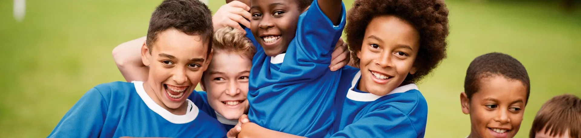 Des enfants célèbrent un but