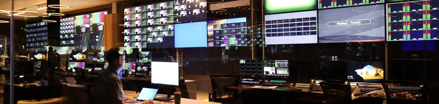 salle avec mur d'écrans TV de contrôle pour Paris 2024