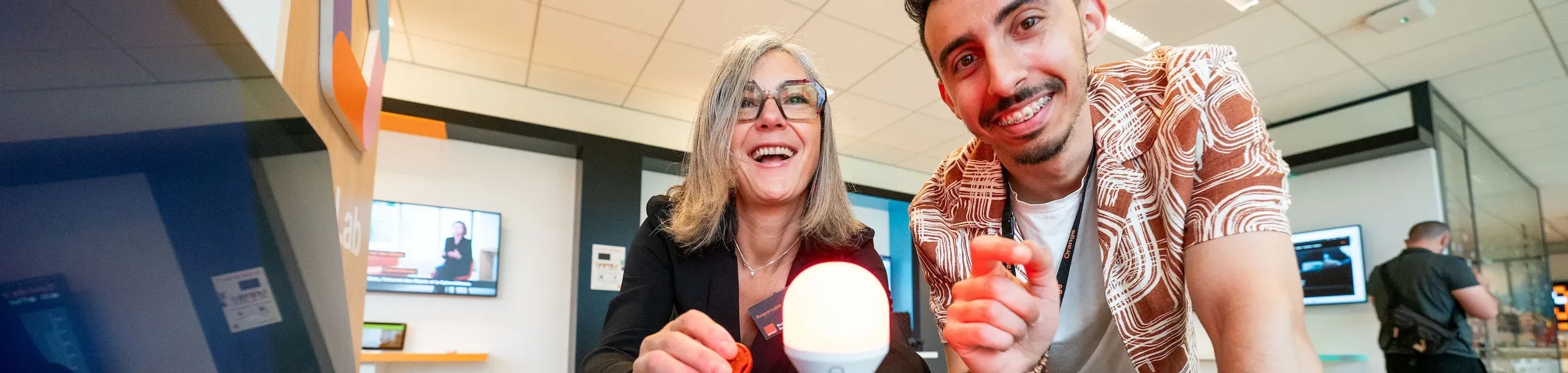 Photo d'un homme et d'une femme face caméra en fish eye