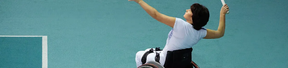Femme para-athlète jouant au tennis