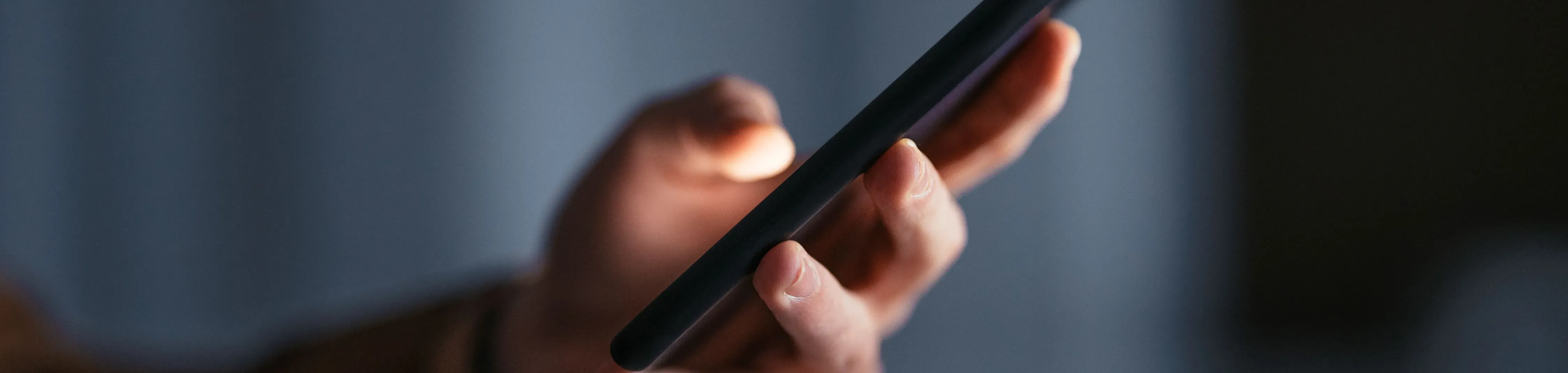 Gros plan sur une main tenant un smartphone