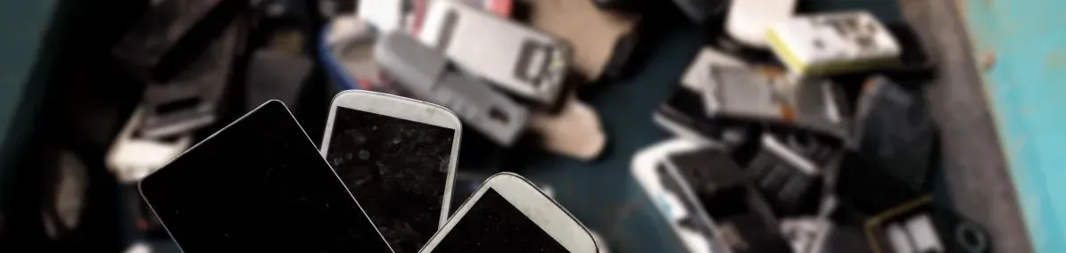 2 mains gantés récupèrent 3mobiles usagés dans une benne de recyclage