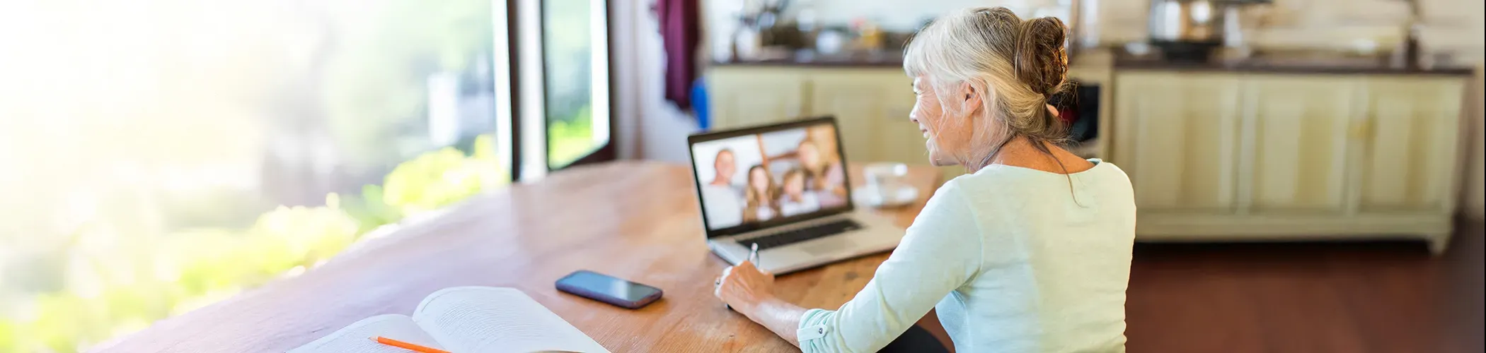 Une dame consultant son ordinateur au sein de son foyer