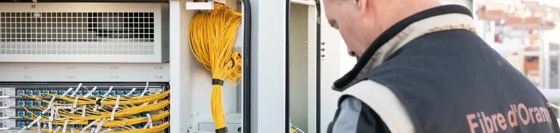 Un technicien Orange installe la fibre