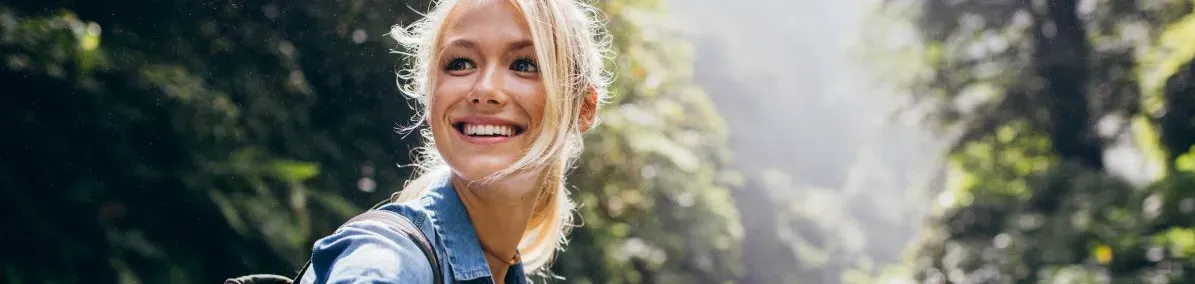 Femme tenant la main d’un homme lors d'une randonnée