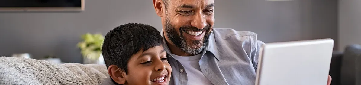 Un père et son fils regardent un écran