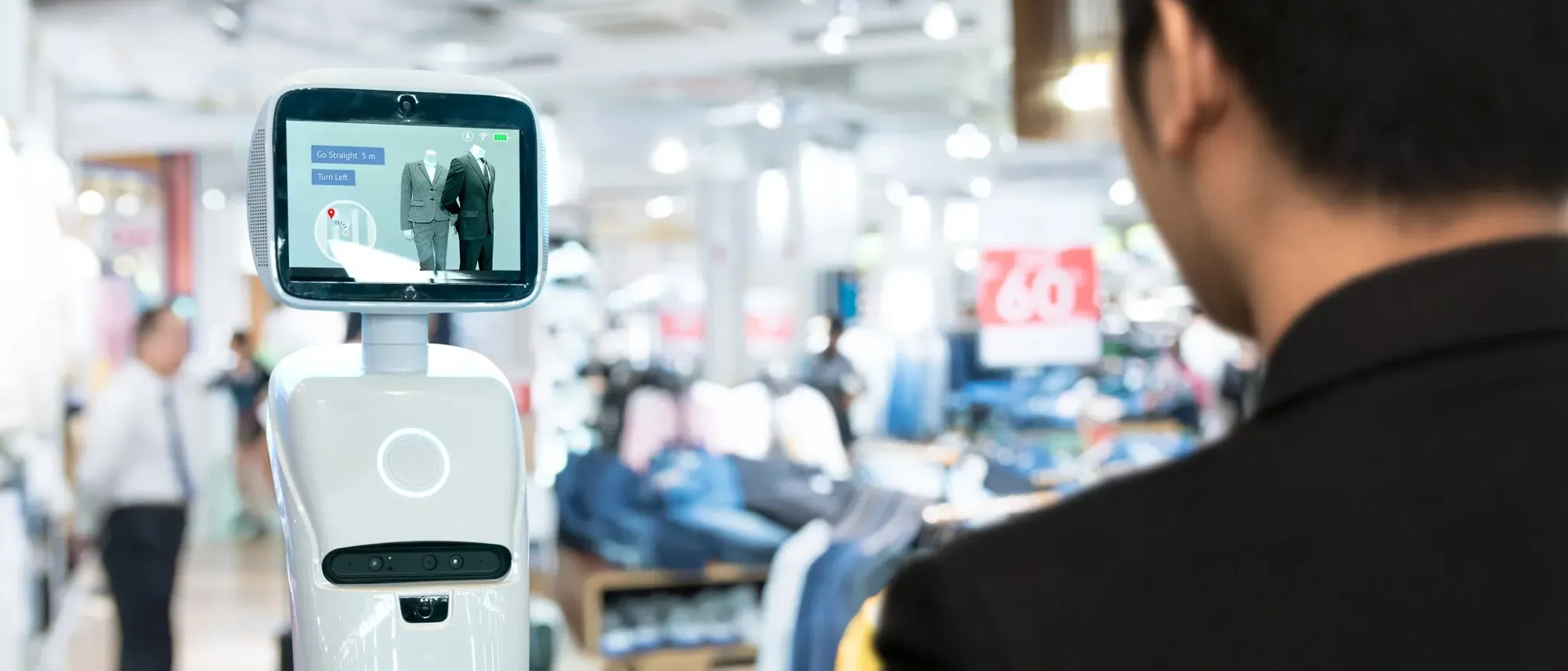 Un homme interroge un robot dans un magasin de vêtements