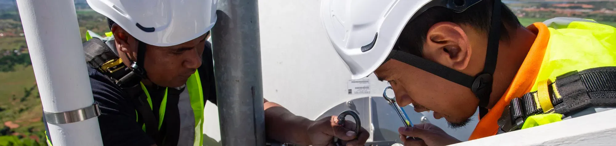 Deux hommes installent une antenne 5G