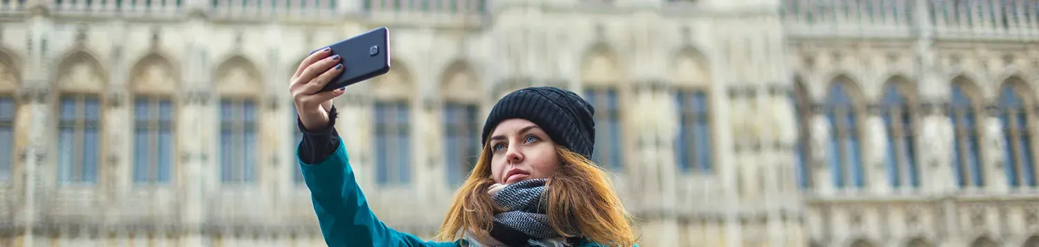 Femme faisant un selfie sur la place Grand-Place de Bruxelles