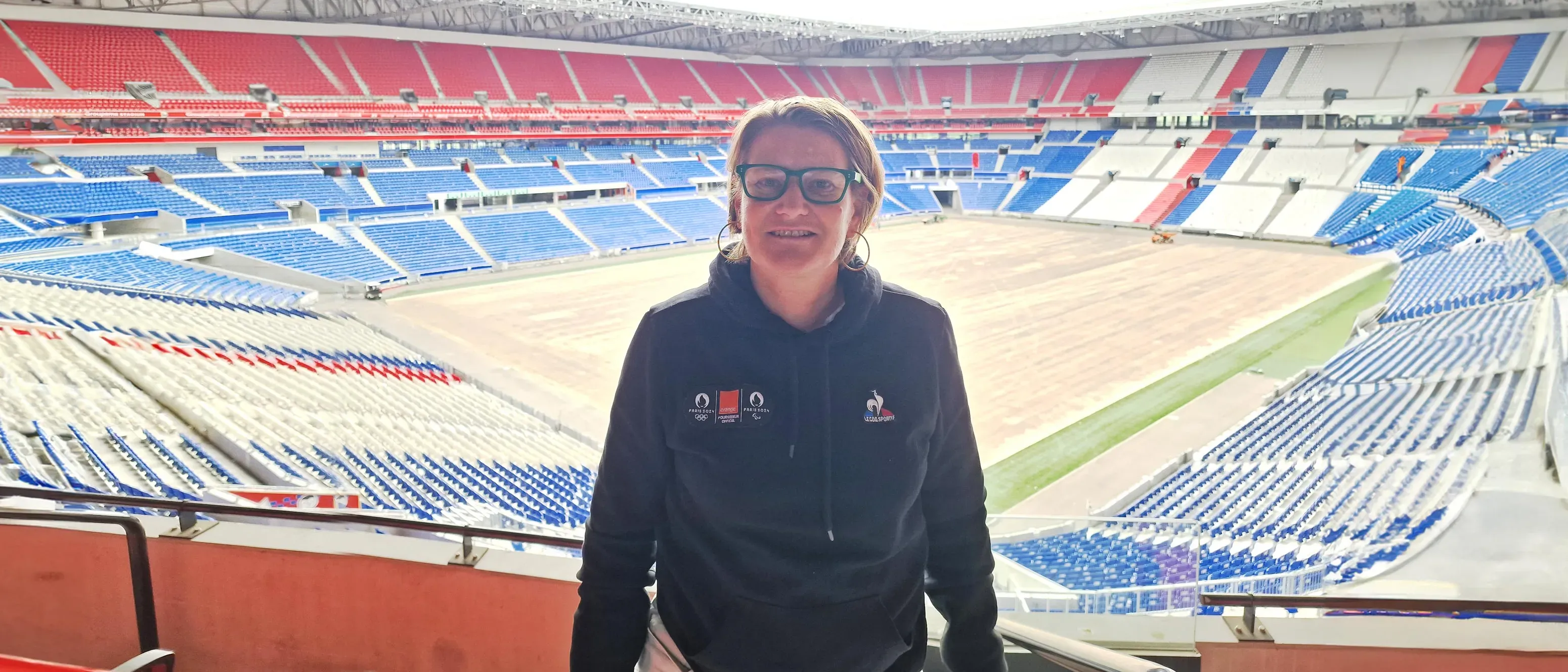 Portrait de Valérie dans les tribunes d'un stade