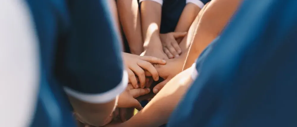 Groupe de joueurs, gros plan sur mains jointes