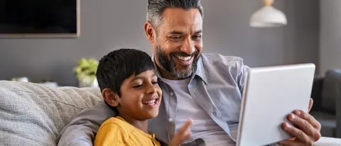 Un père et son fils regardent un écran