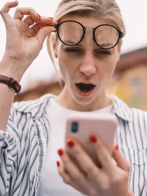 Femme étonnée, surprise devant son téléphone