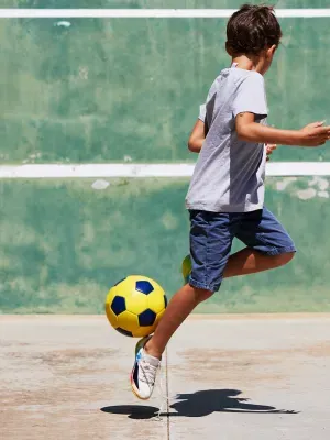 Petit garçon jouant au football