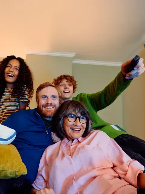 Une famille dans un salon