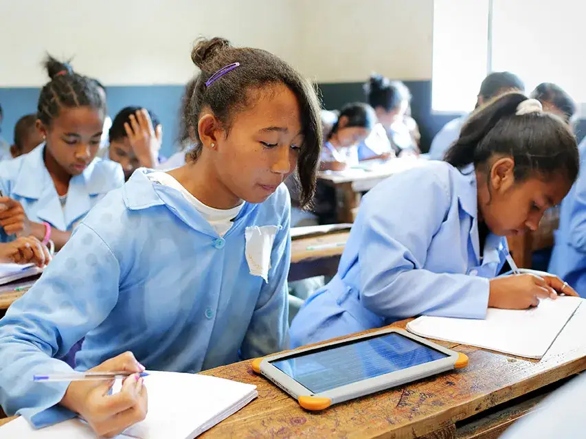 élèves dans une classse d'école travaillant sur tablettes