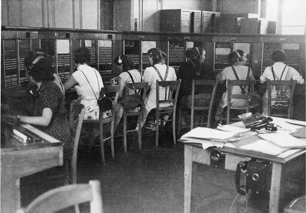 PTT salle du téléphone, opératrices, Gien 1931 (Orange / DGCI)