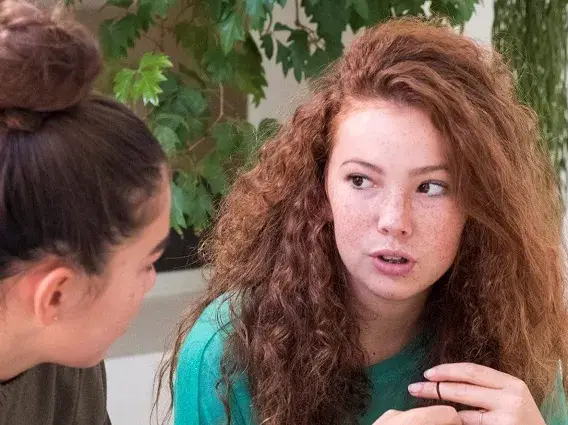 deux jeunes filles discutet