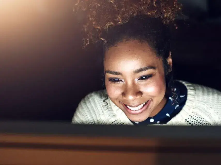 jeune femme devant écran allumé