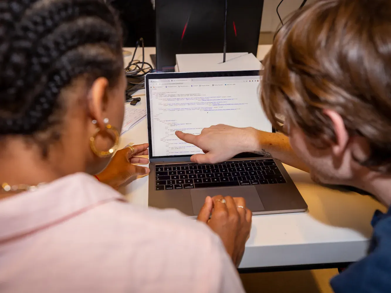 Un homme et une femme sont devant un ordinateur 