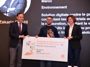 Remise chèque à la start-up Savey en présence de Younes Sekkouri et de Christel Heydemann