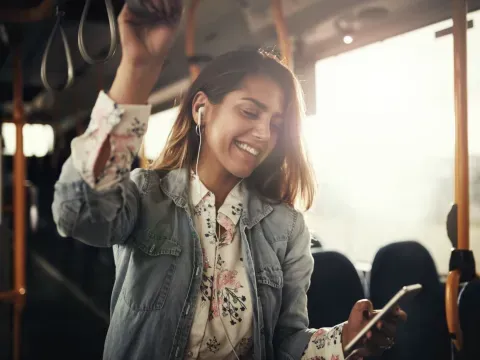 Une jeune femme utilisant son smartphone dans les transports publics