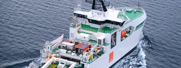 Bateau Orange Marine en mer