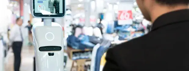 Un homme interroge un robot dans un magasin de vêtements