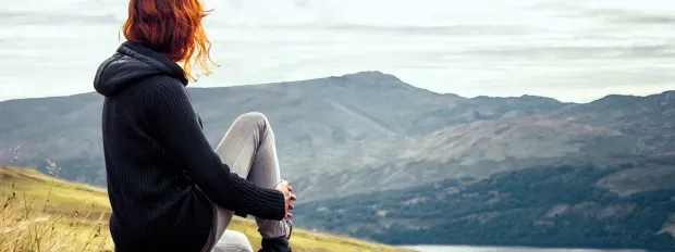 jeune femme nature montagne regard horizon