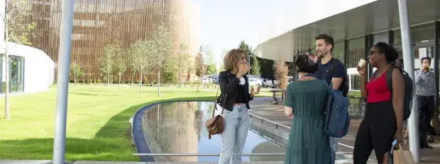 salariés discutent devant un bâtiment