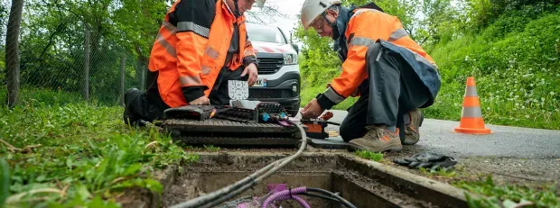 2 techniens Orange interviennent en extérieur sur une route de campagne