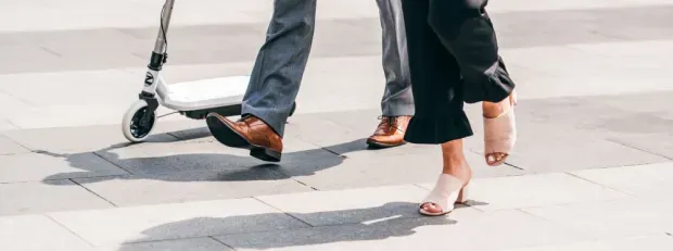 Gros plan sur passage piéton avec du trafic