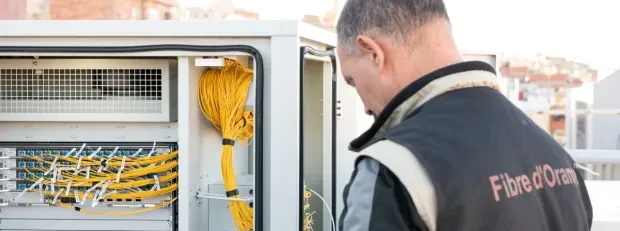 Un technicien Orange installe la fibre