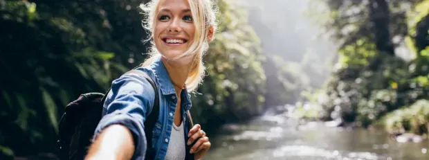 Femme tenant la main d’un homme lors d'une randonnée